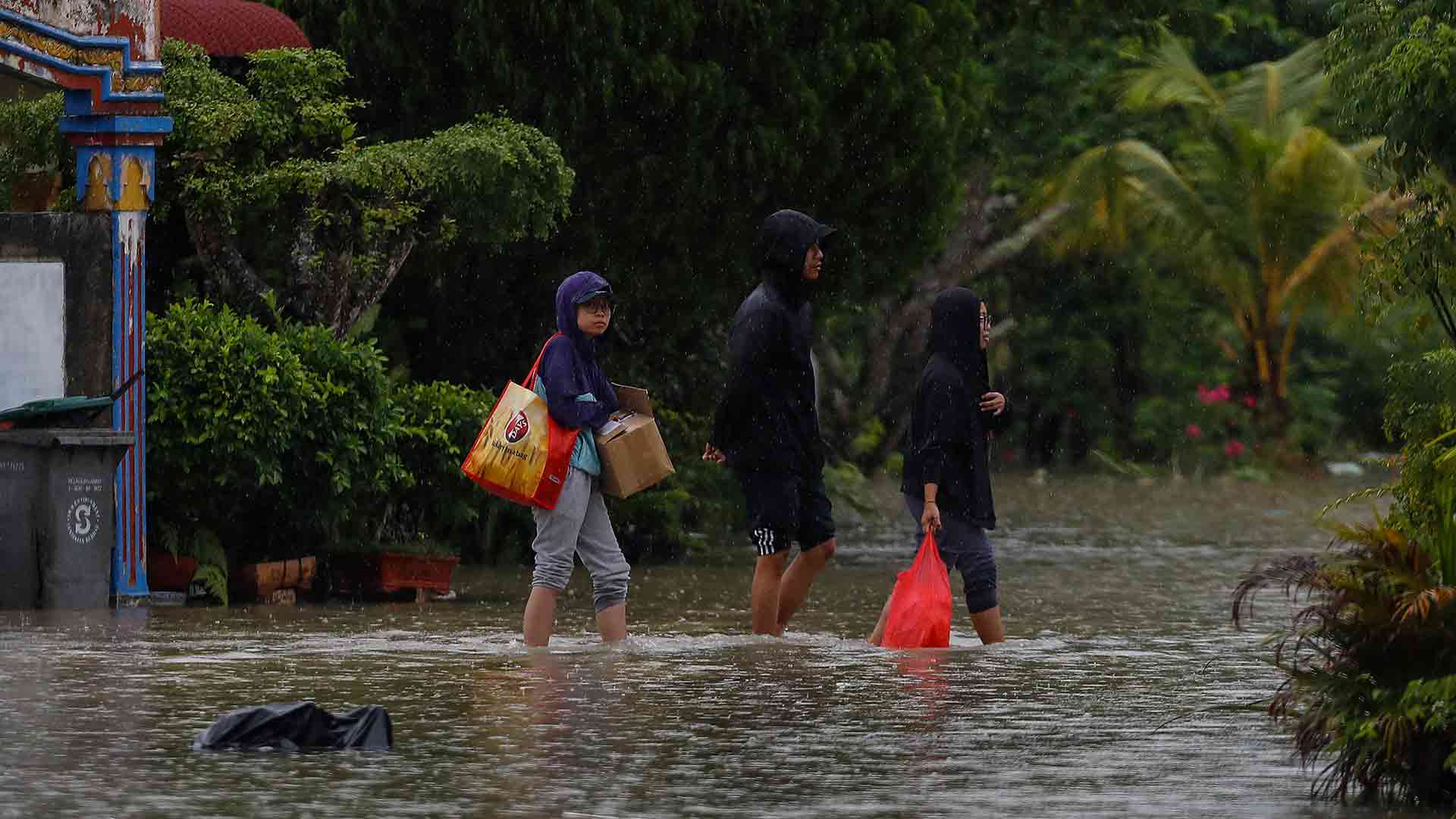 Suman Más de 50 000 Evacuados por Inundaciones en Malasia N