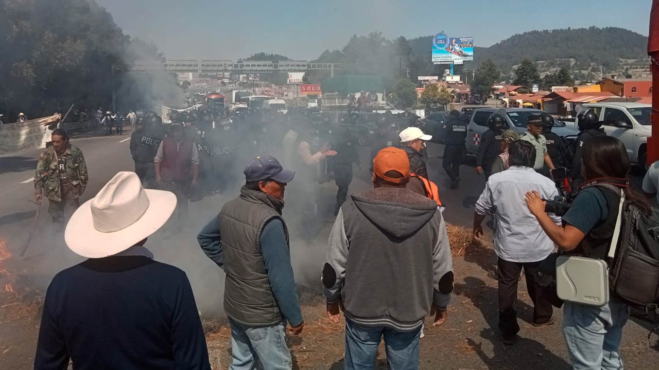 Policías y Manifestantes se Enfrentan en la México Toluca Tras Bloque