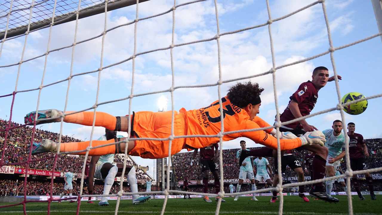 Memo Ochoa Figura Del Partido Salernitana Vs Inter Por La Serie A