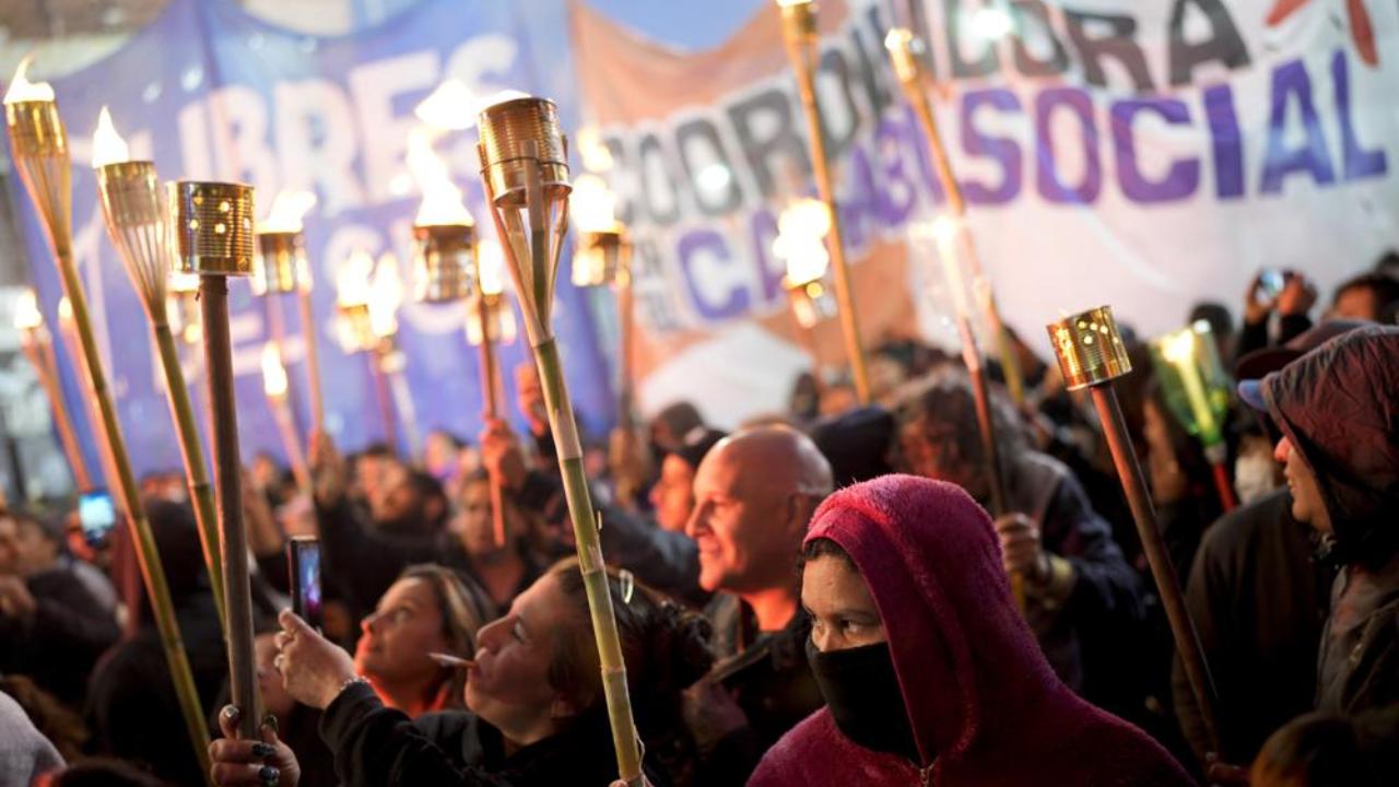 Marcha De Antorchas En Argentina Miles De Personas Protestan Por