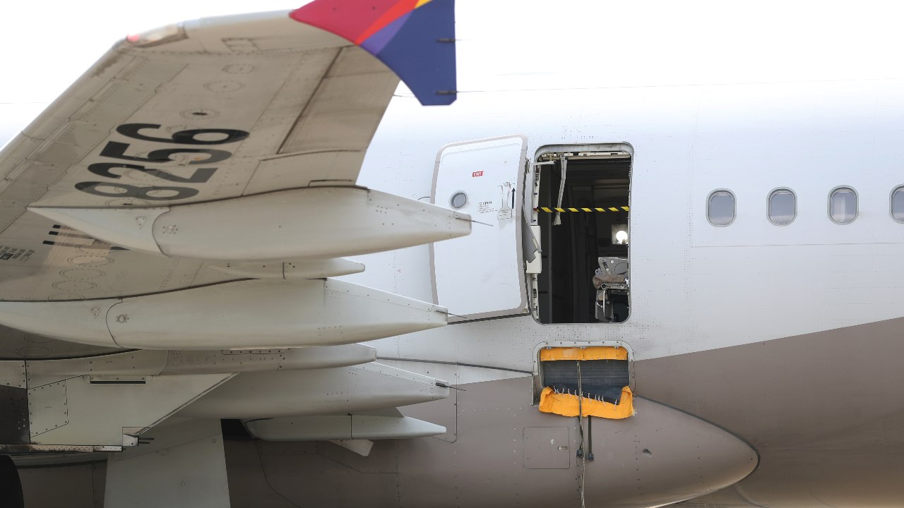 Video Pasajero Abre Puerta de Avión en Pleno Vuelo 12 Personas