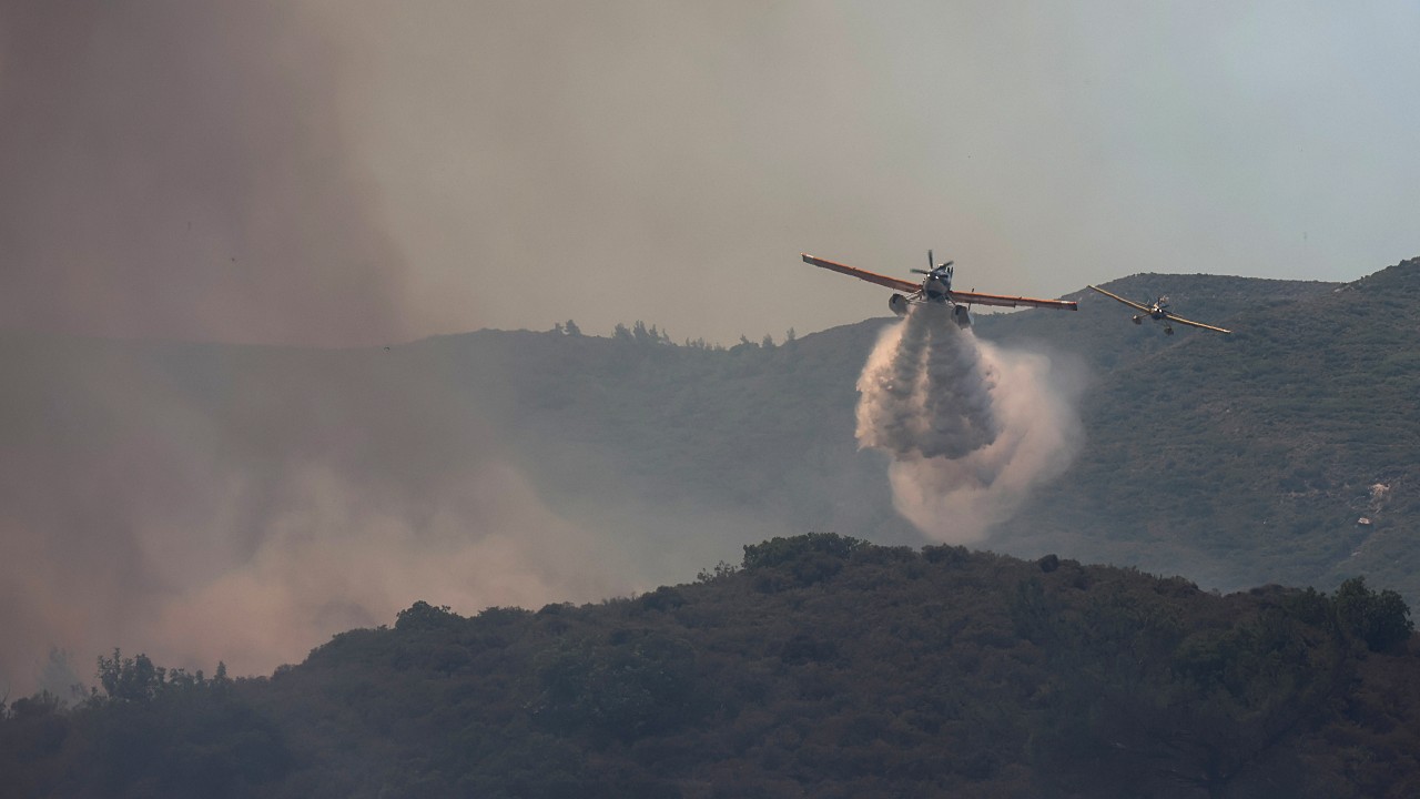 Incendios en Grecia Avión de Bomberos que Combatía Incendio Forestal