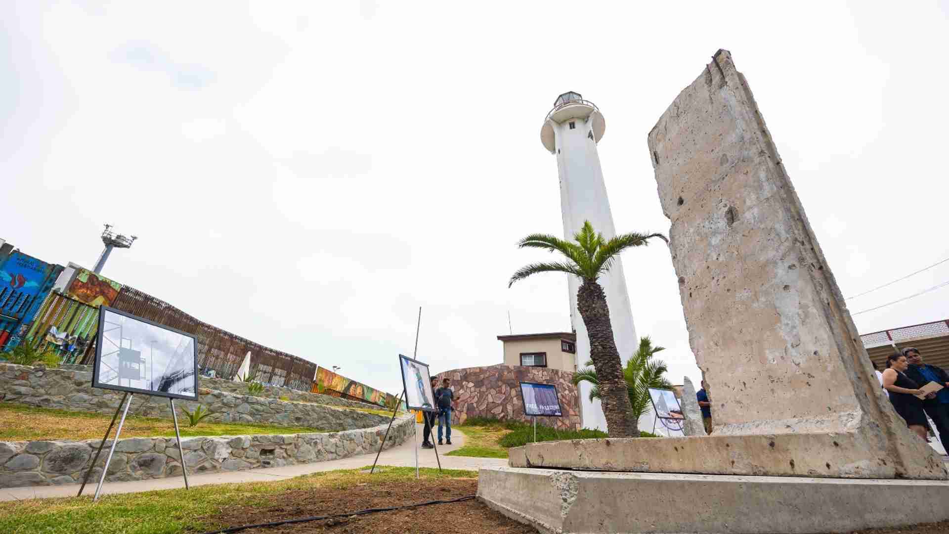 Colocan Fragmento del Muro de Berlín en Tijuana N