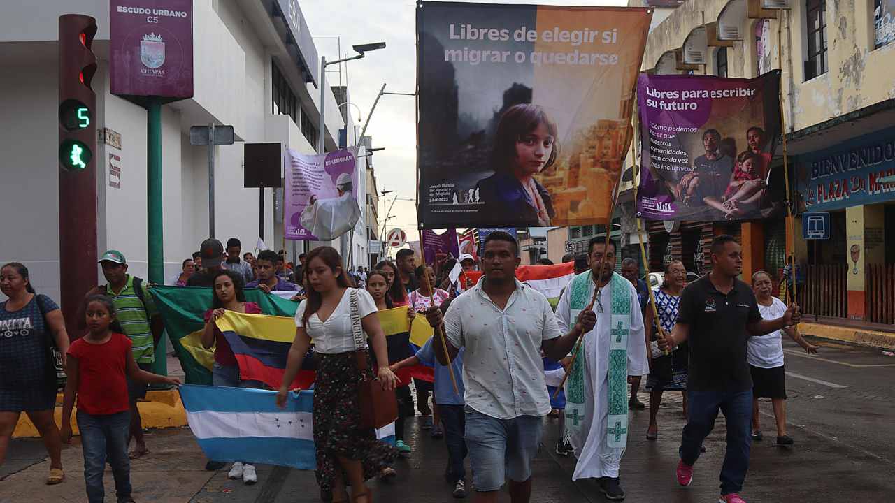 Migrantes Realizan Procesión en Chiapas para Pedir que se Regule su