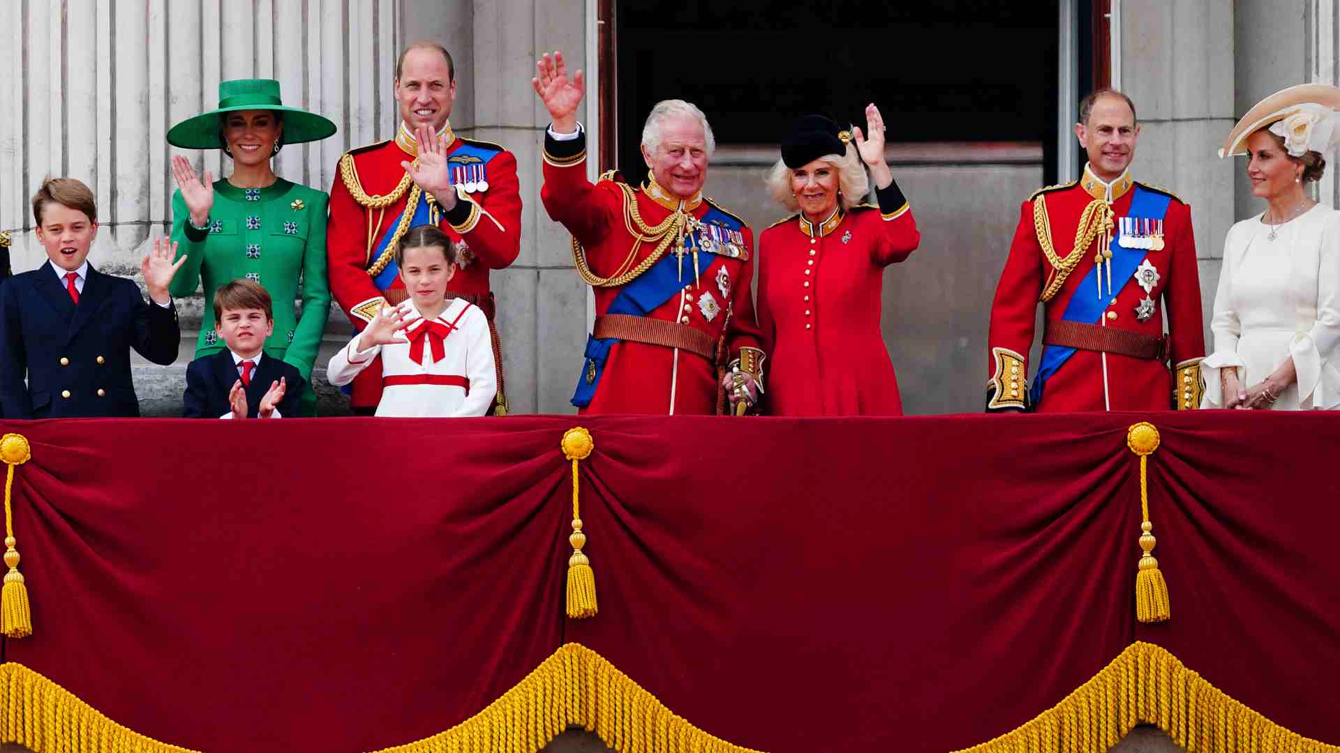 Carlos Iii Dedica Mensaje A Su Madre La Reina Isabel A Un A O De Su