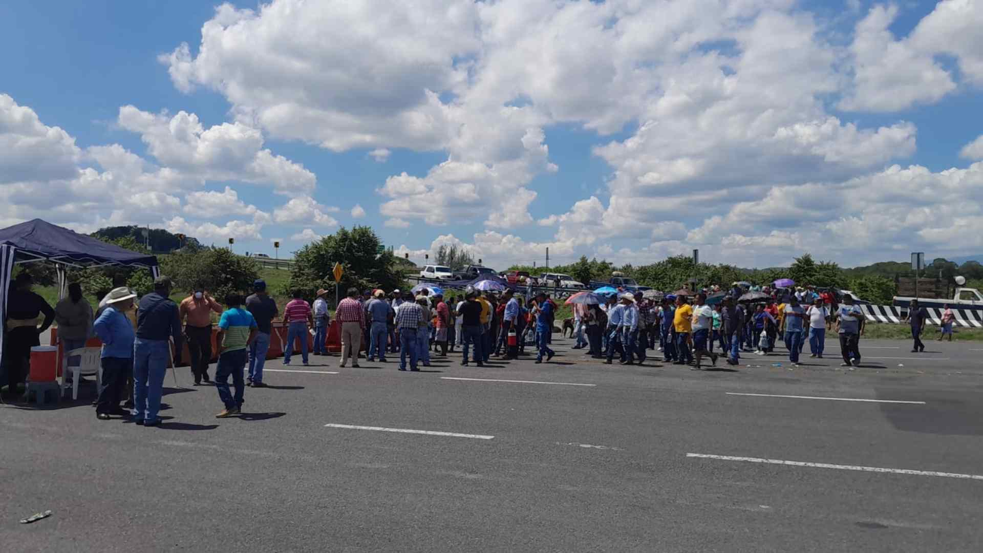 Manifestantes Toman La Autopista Tuxpan Tampico Arriban Granaderos N