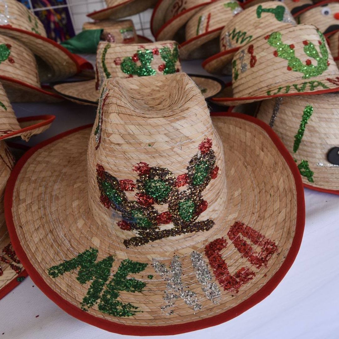 Sombreros de festejos de fiestas patrias. 1 de septiembre 2026 es feriado o se trabaja.