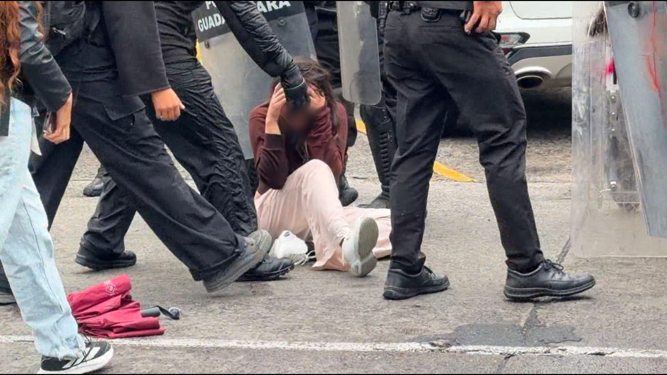 Investigan a 17 policías de Jalisco por uso indebido de la fuerza en marcha por agua limpia