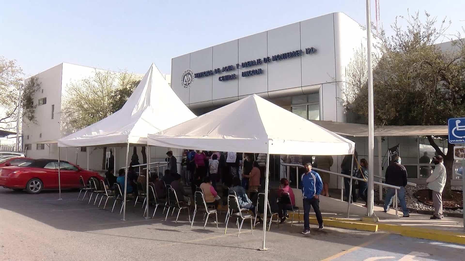 Protestan vecinos por cortes de agua frente a Agua y Drenaje