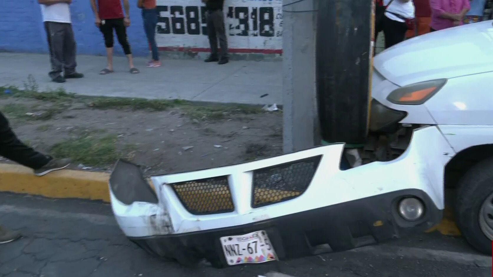 Conductor choca camioneta contra poste de luz en Iztapalapa