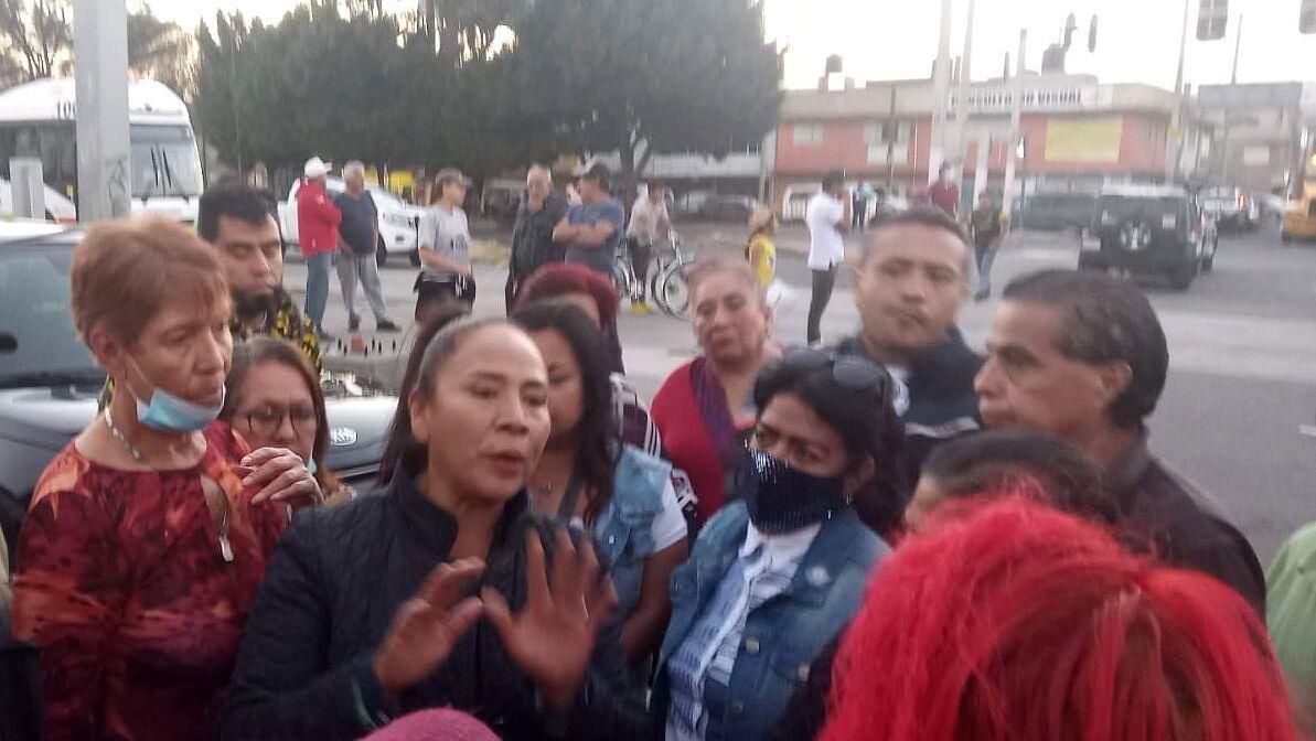 Vecinos bloquean Av. Central por desabasto de agua en Ecatepec
