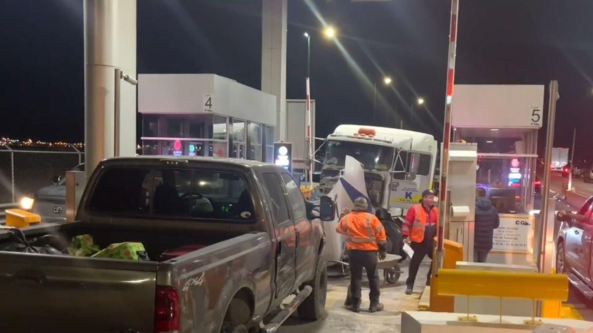 Tráiler se Queda Sin Frenos y Choca Contra Caseta en Chihuahua