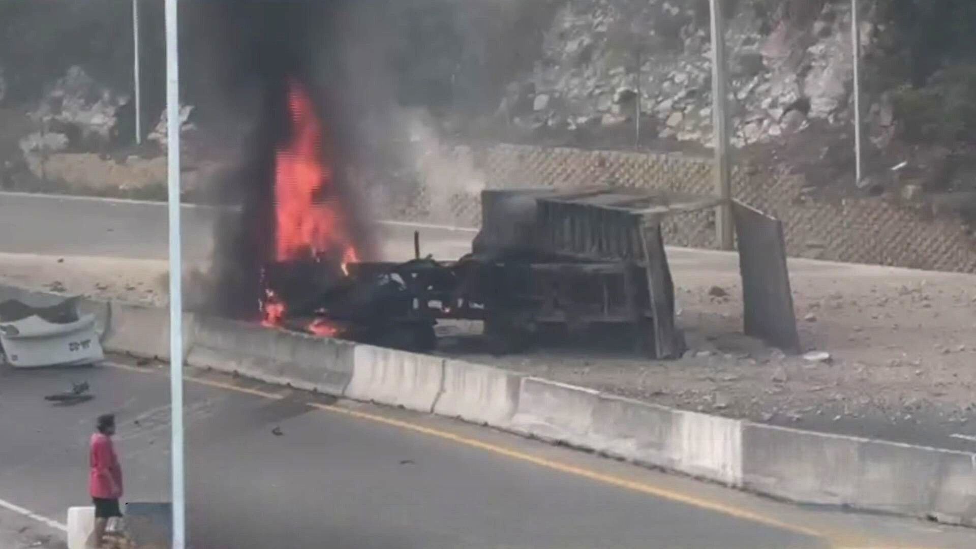 Camión Choca con Muro y Cabina "Sale Volando" y se Incendia en Avenida ...