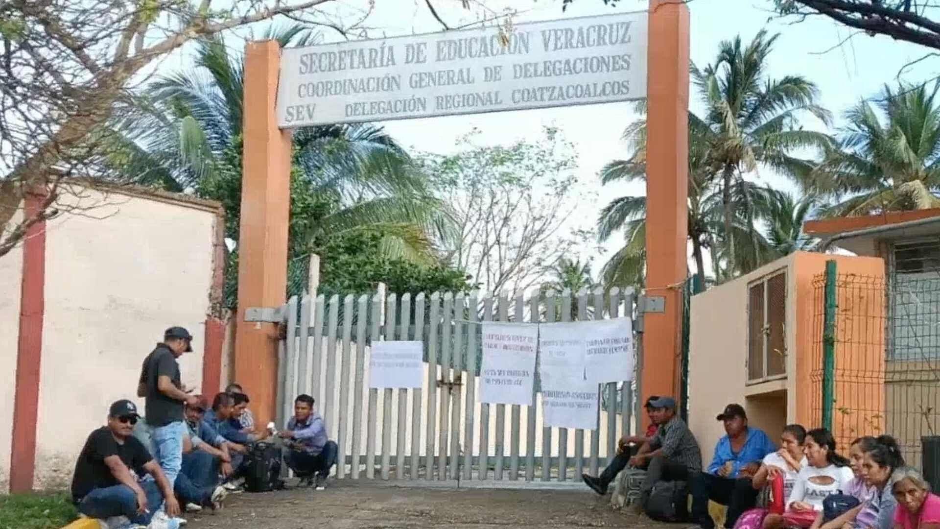 Padres de Familia Toman Instalaciones de la SEV en Coatzacoalcos