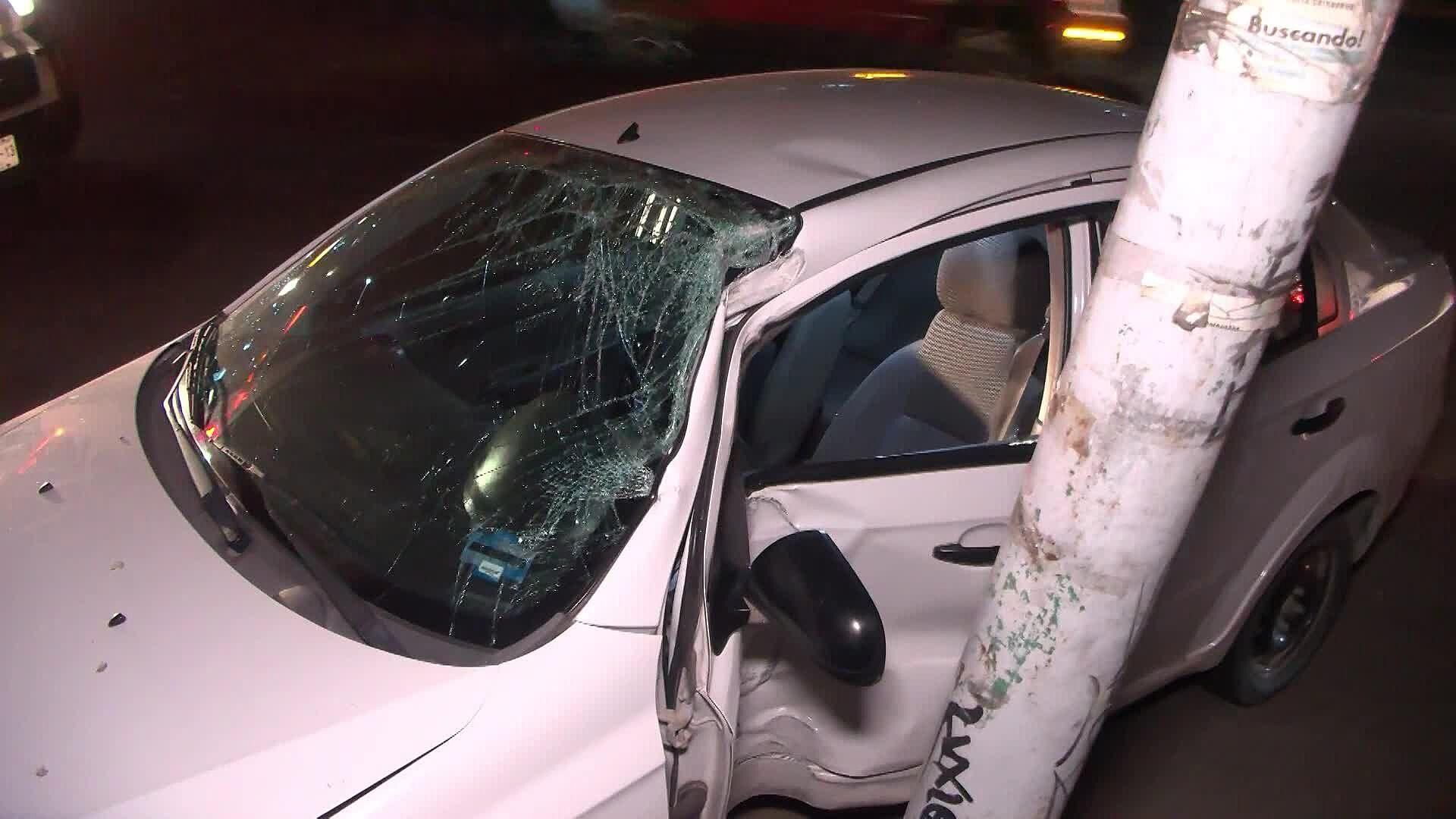 Adulto Mayor Pierde el Control de Su Auto y Choca Contra Poste de Concreto