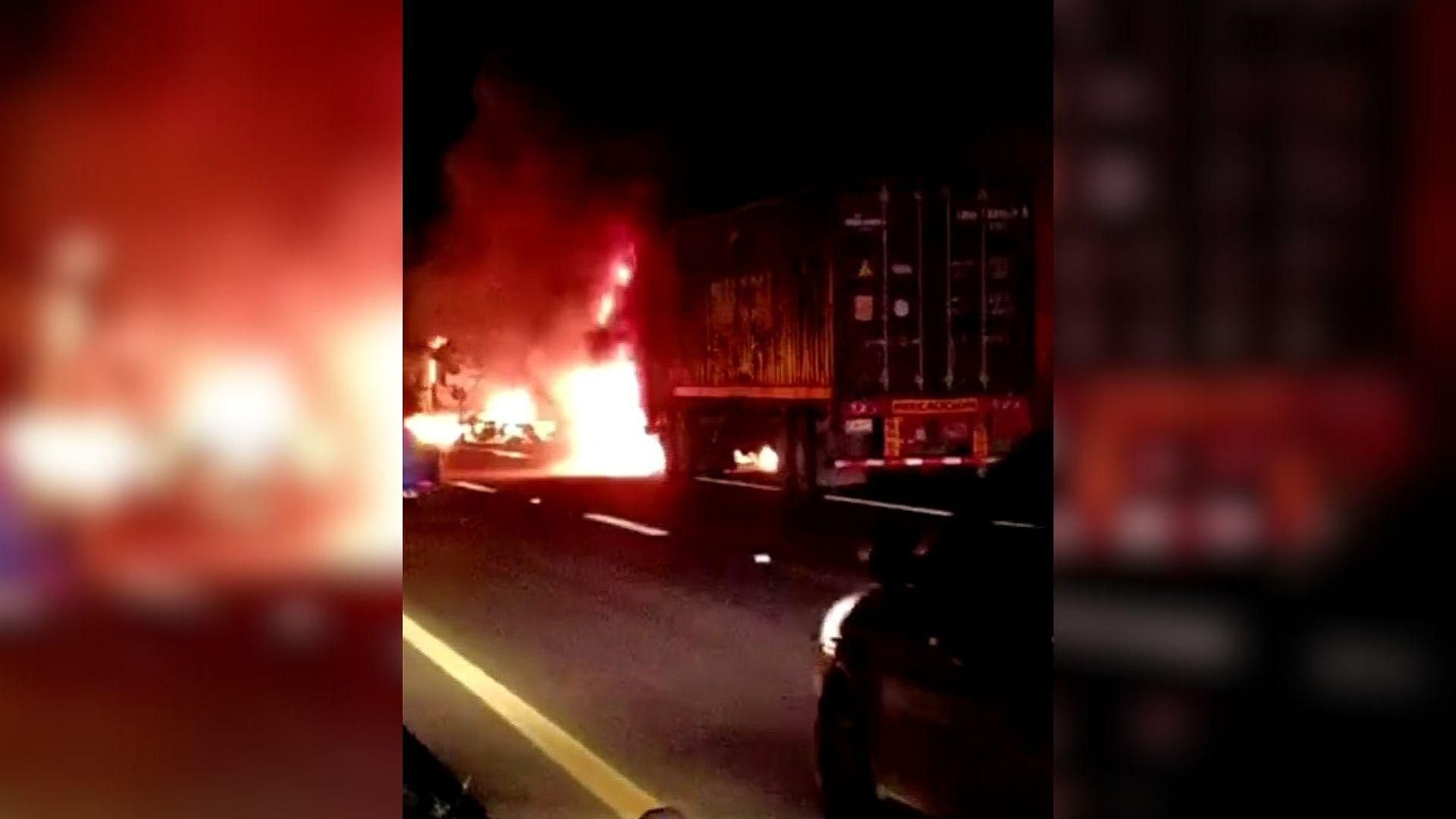 Choque e Incendio de Dos Tráilers Deja un Muerto en Autopista de ...