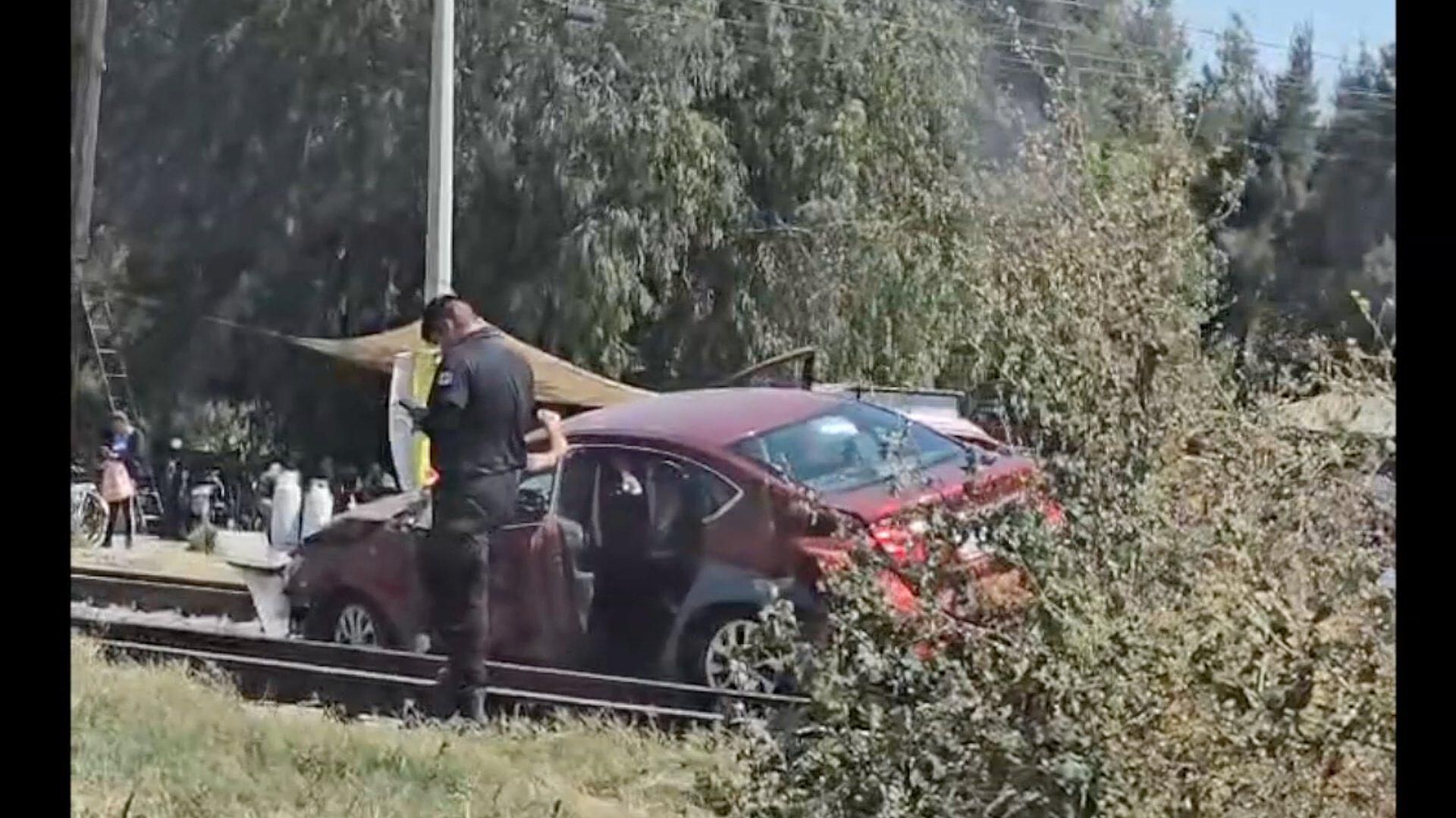 Conductor es Impactado por el Tren al Intentar Ganarle el Paso en Celaya