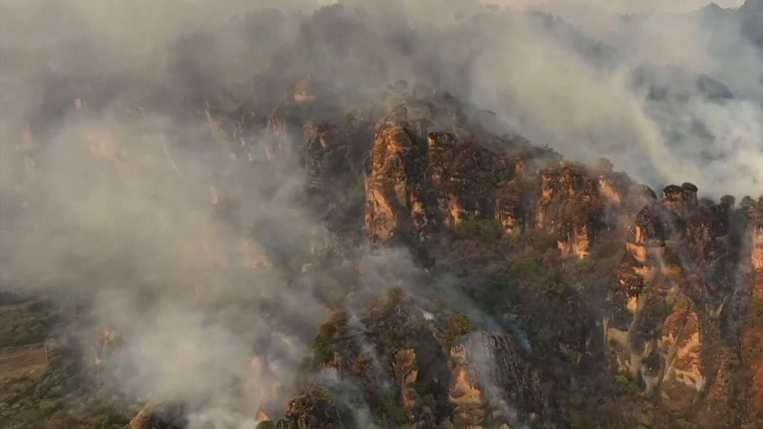 Incendio en el Cerro del Tepozteco: Captan Helicóptero de la Guardia ...