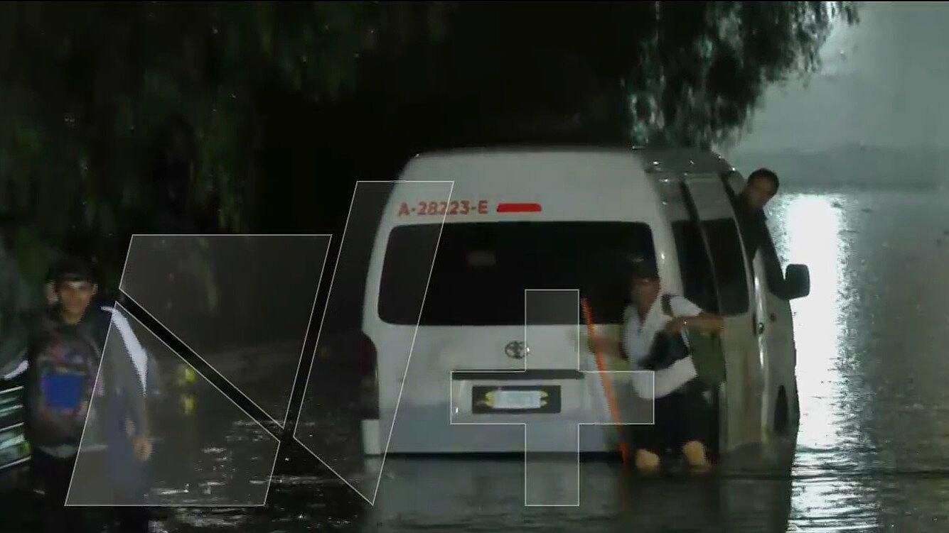 Conductor Rescata a Pasajeros de Combi Atrapados en Inundación en ...