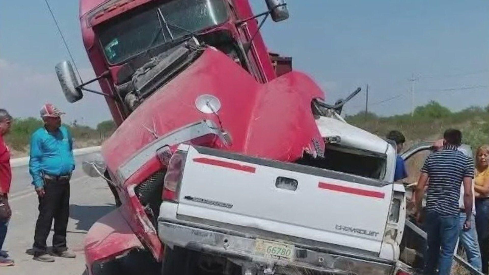 Mueren Mujer y Menor en Choque Frontal contra Tráiler en la Carretera ...