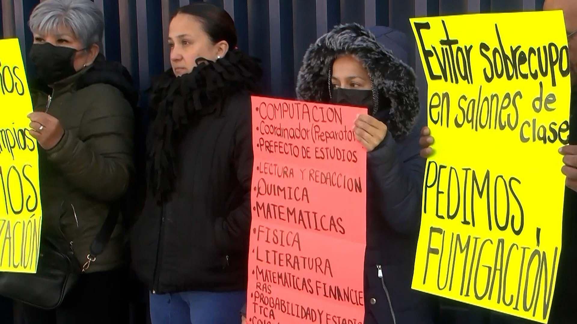Padres Protestan en Colegio de Torreón por Falta de Maestros