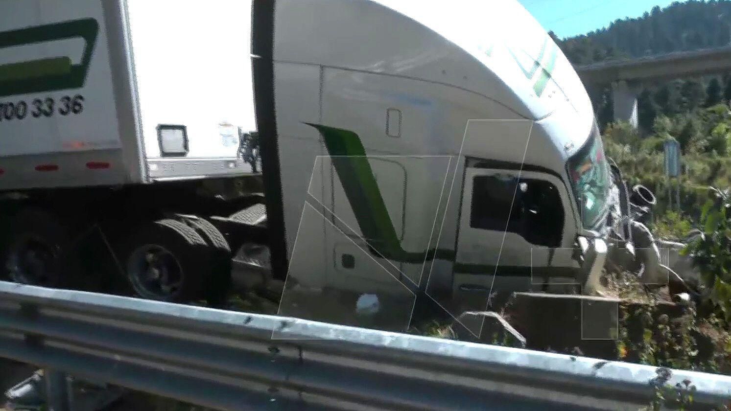 Tráiler se Impacta contra Muro de Contención en la Carretera México-Toluca