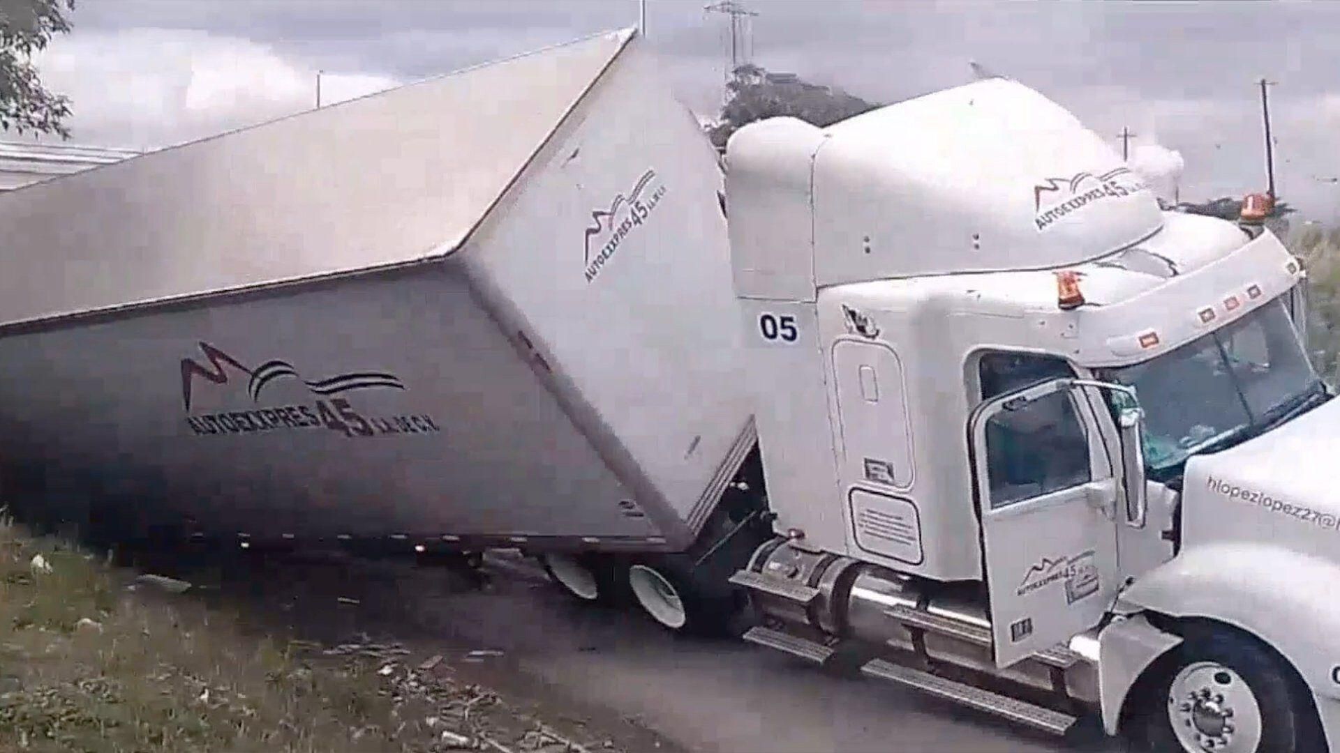 Tráiler se Sale del Camino y Queda a Punto de Volcar en la Autopista ...