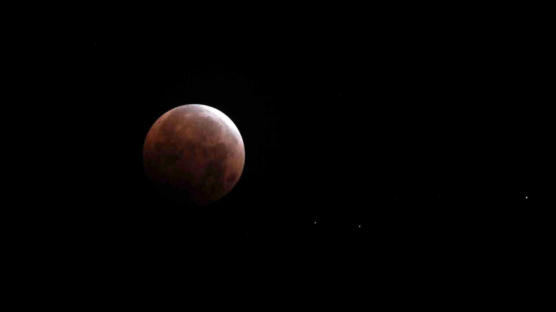 Así Fue Captado el Eclipse Total Lunar de Esta Madrugada | En Punto con ...