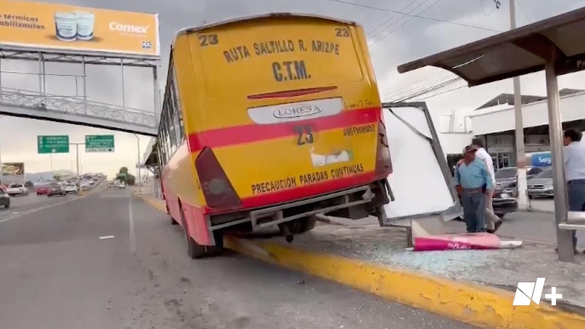 Camión se Queda sin Frenos y Choca Contra Parada de Transporte Público