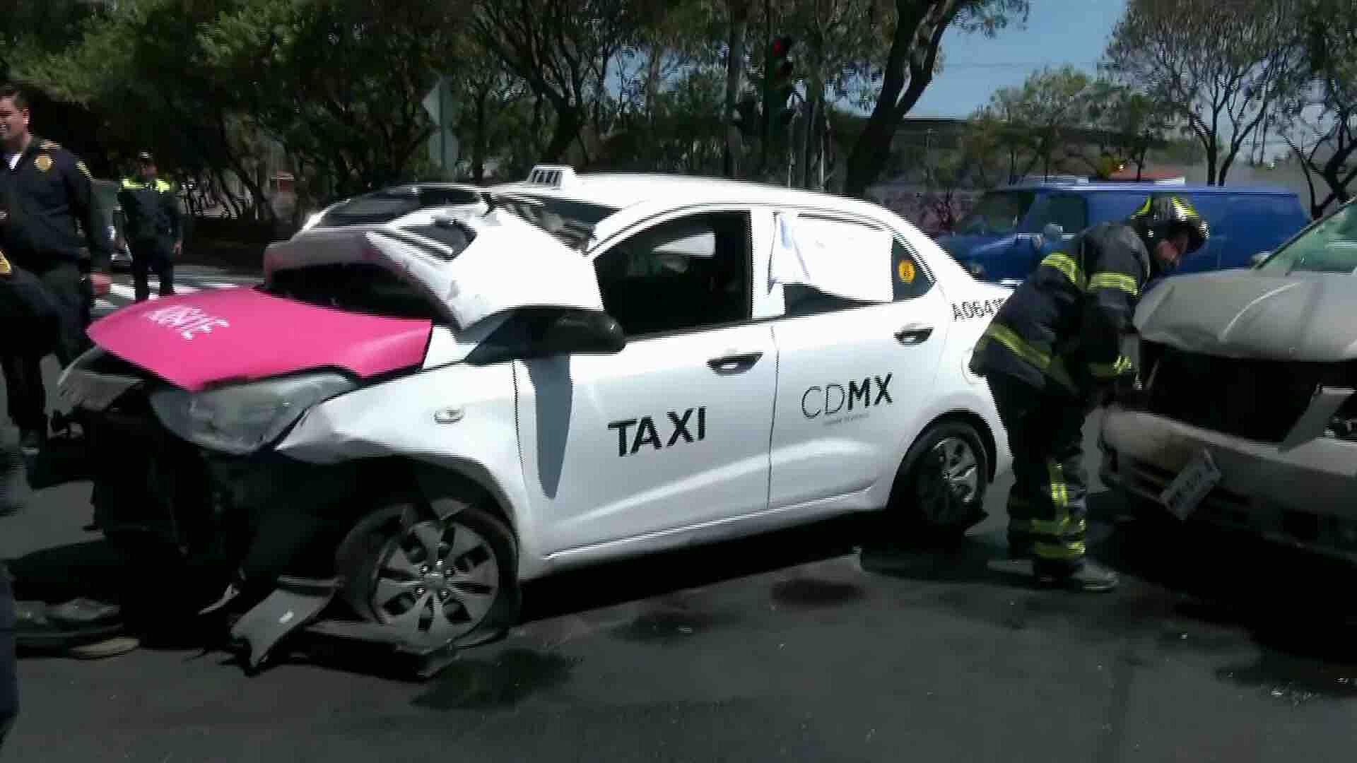 Choque Entre Taxi y Camioneta Deja Dos Lesionados en Alcaldía Coyoacán