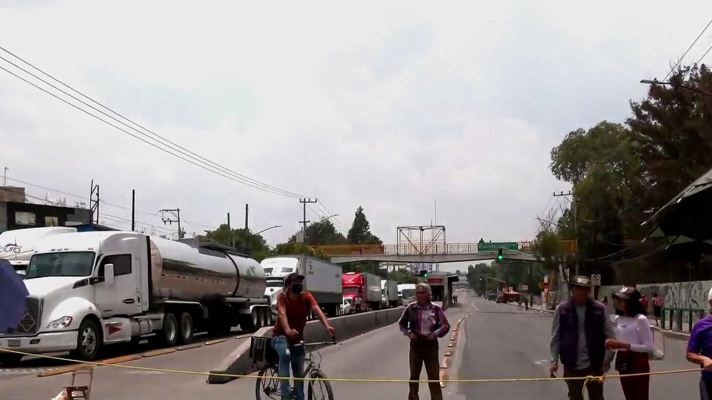 Vecinos Bloquean Avenida 30-30, en Edomex, por Falta de Agua | Ecatepec