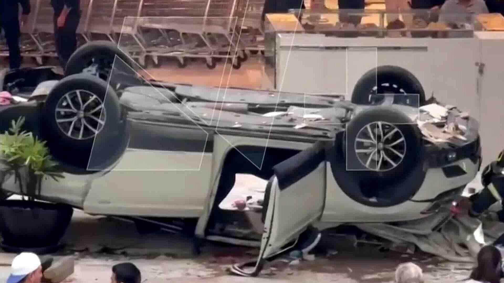 Camioneta Cae del Segundo Piso en Plaza Comercial y Aplasta Quiosco en ...