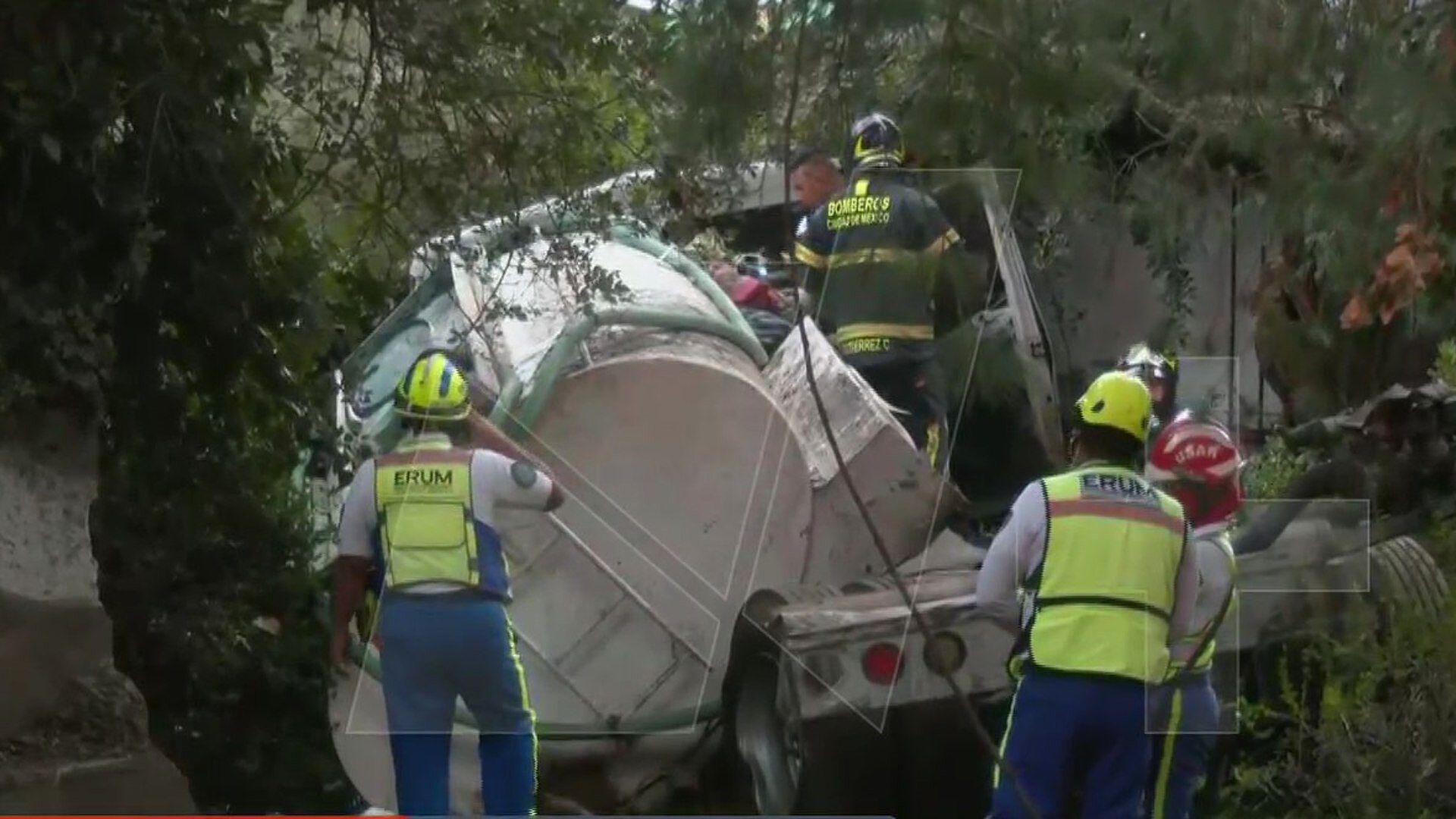 Pipa de Agua Pierde Control y Termina en Jardín de Casa en Cuajimalpa, CDMX