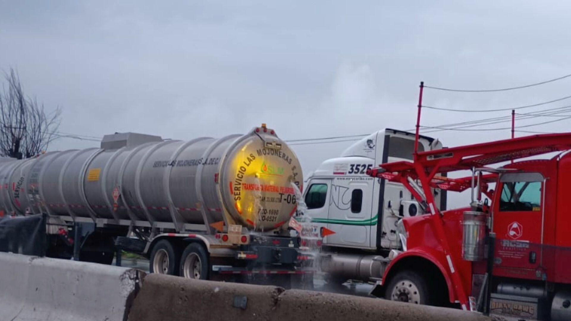 Choque de Tráileres Causa Derrame de Combustible en la carretera León ...