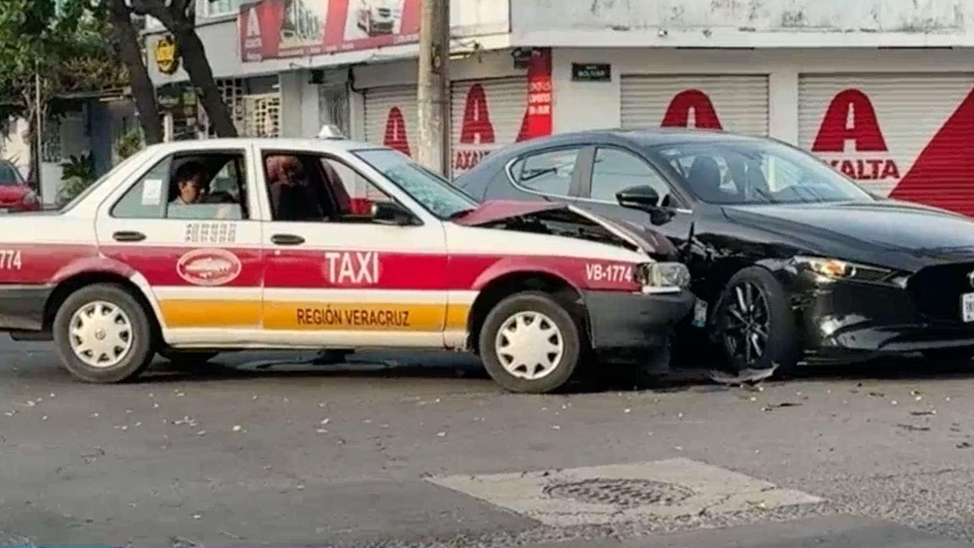 Taxista No Respeta Luz Roja de Semáforo y Choca en la Avenida Simón ...