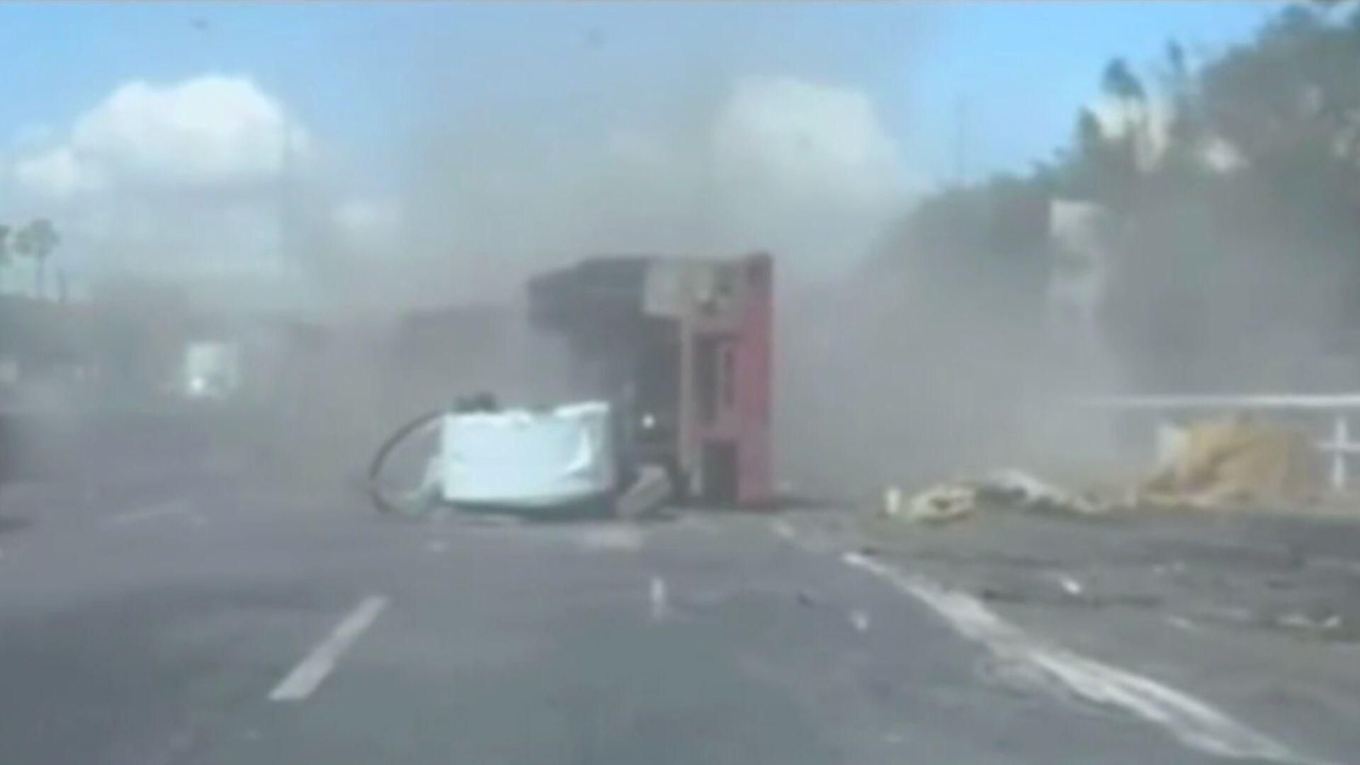 Video: Vuelca Tráiler Cargado con Rollos de Acero en San Nicolás, Nuevo ...
