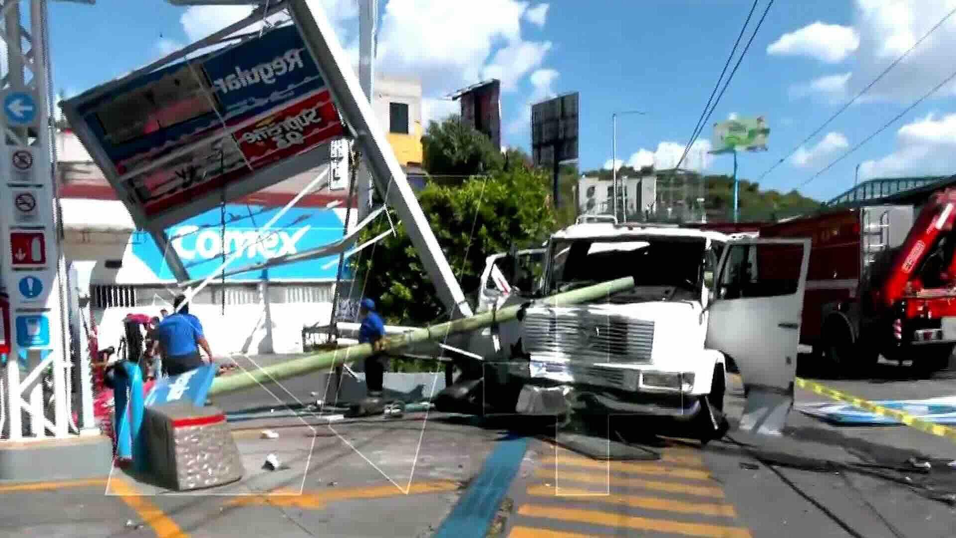 Pipa de Agua Choca contra Jardinera de Gasolinera en CDMX; Hay un ...