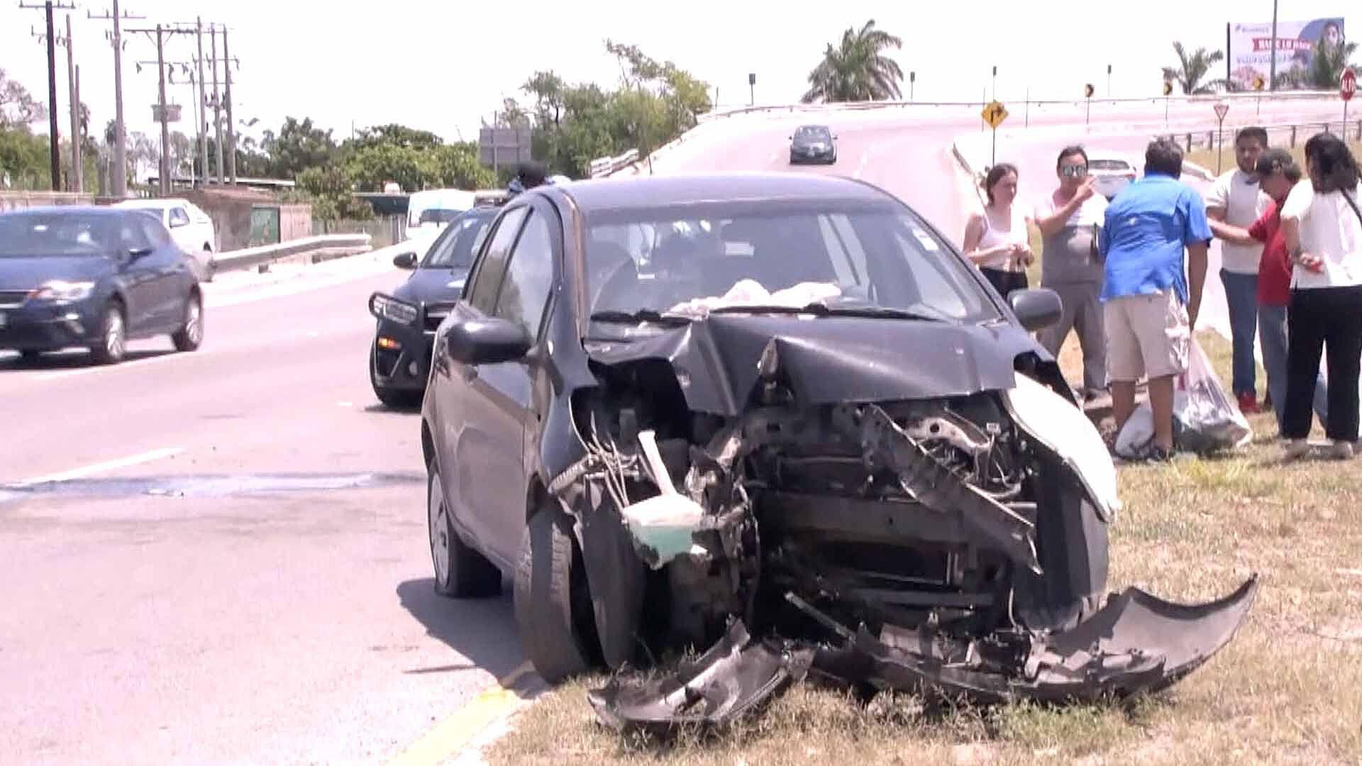 Conductor se Impacta Contra Poste en Avenida Hidalgo de Tampico