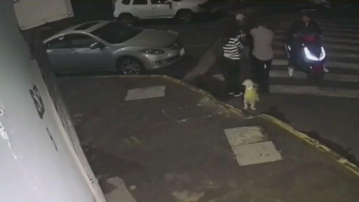 Video: Pareja es Asaltada Mientras Paseaba a su Perro | Robo CDMX | FORO tv