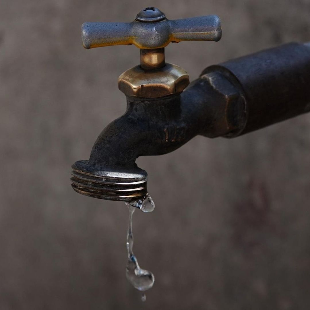 Vecinos de Iztapalapa denuncian que llevan 20 años con desabasto de agua