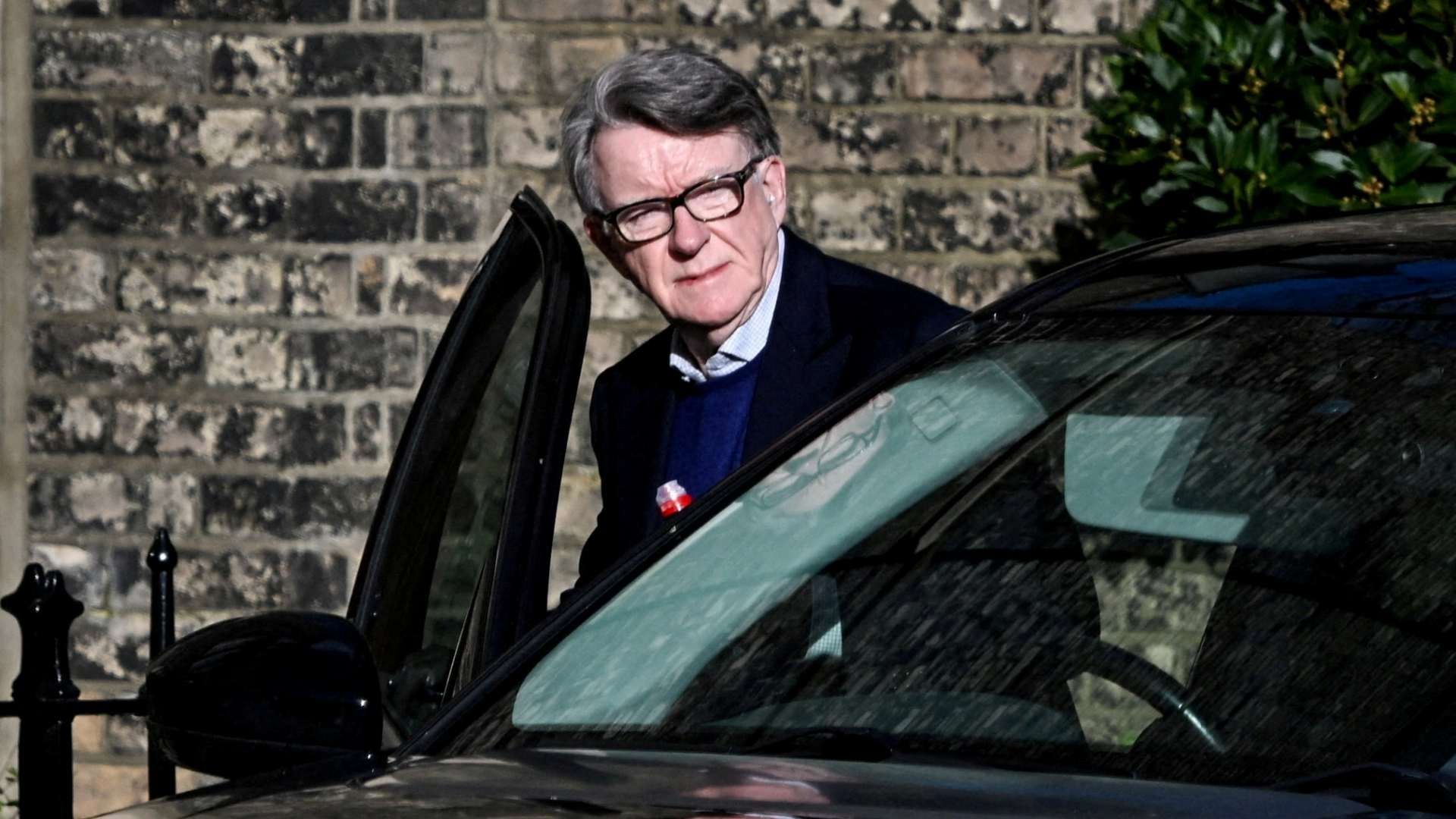 Peter Mandelson ingresa a un vehículo en Londres el 14 de febrero de 2026. Foto: Reuters | Archivo