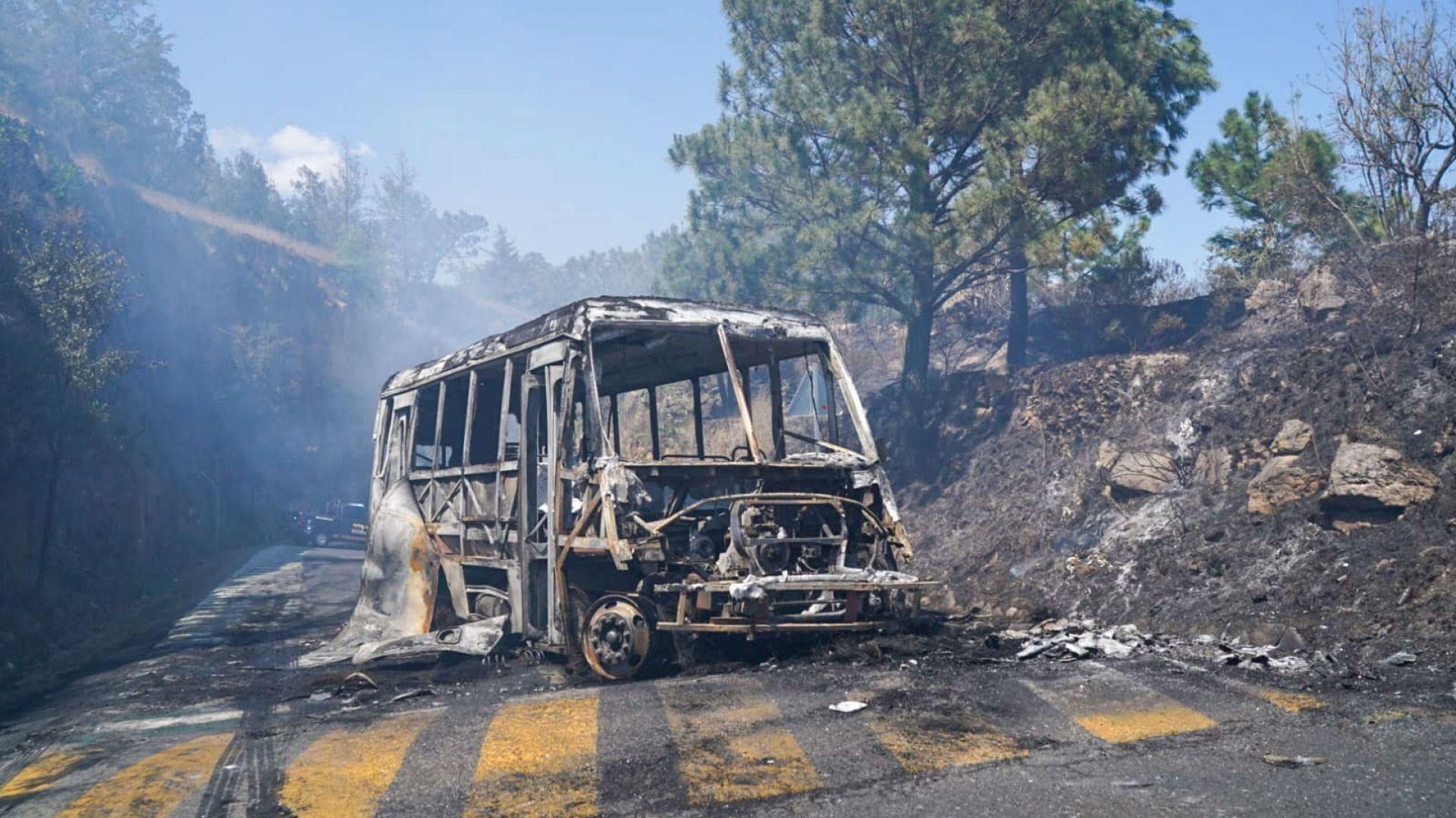 Un auto incendiado luego de la detención de "El Mencho".