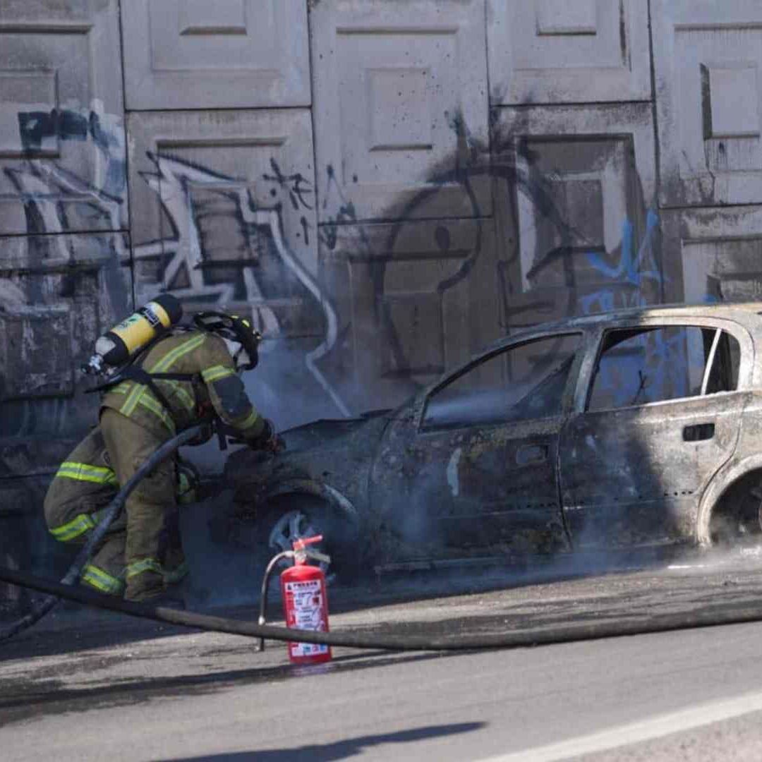 Autos incendiados en Michoacán tras operativo contra 'El Mencho'. Foto: Cuartoscuro