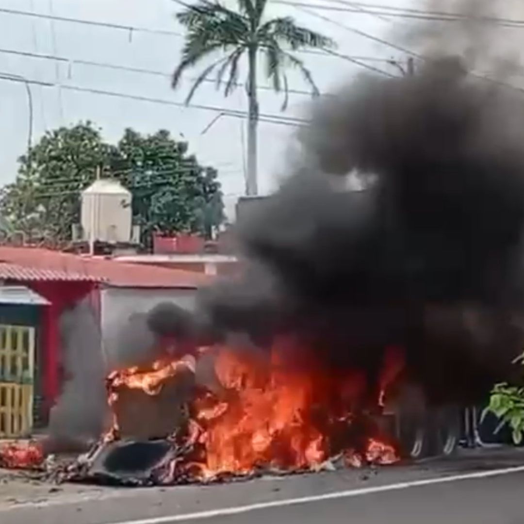 Sujetos atacan tráiler con artefactos explosivos en el sur de Veracruz.
