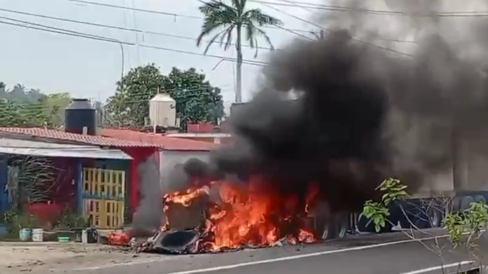 Sujetos atacan tráiler con artefactos explosivos en el sur de Veracruz.