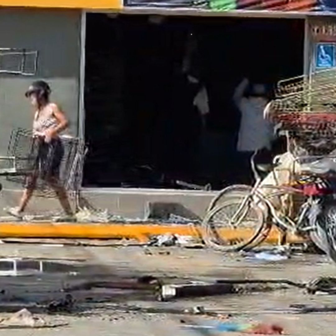 Saquean Tienda de Autoservicio Después de ser Incendiado en la Colonia Los Ángeles en Silao. Foto: N+