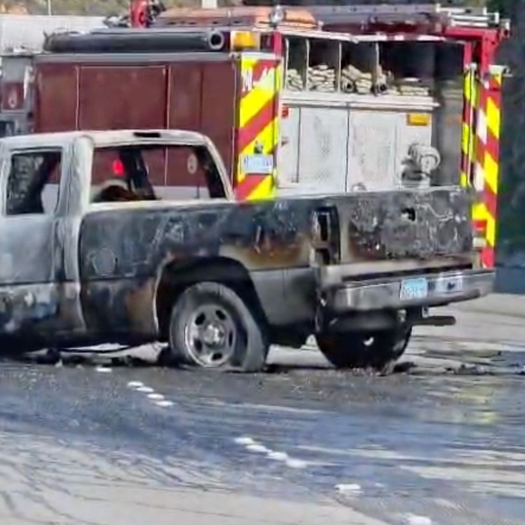 Incendian Camioneta Pick Up en Salida de Playas de Tijuana y Bloquea Carriles