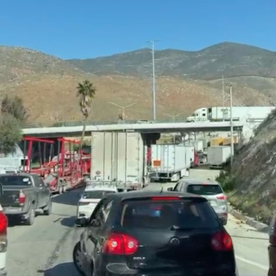 Carretera Tijuana a Tecate Cerrada por Camión Incendiado en El Hongo