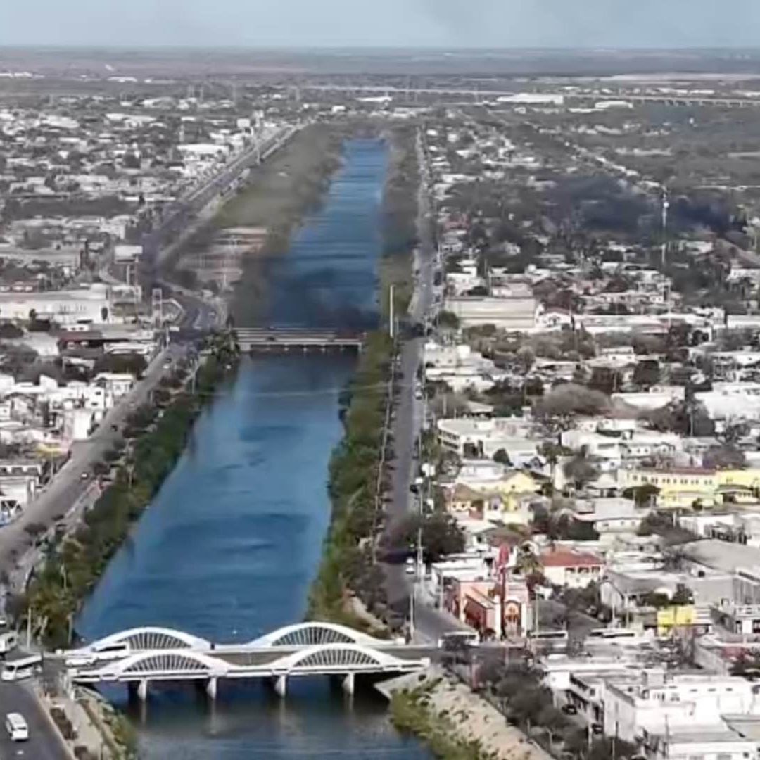 Con camión en llamas bloquean caseta de cobro del puente San Juan en Tamaulipas