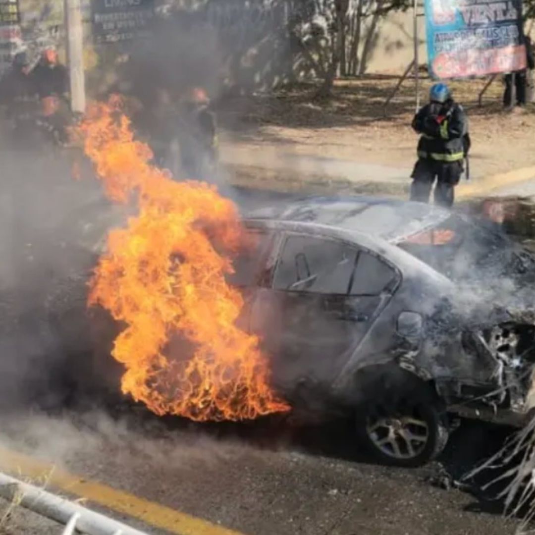 automóvil incendiado por hechos violentos en Jalisco tras muerte de "El Mencho"
